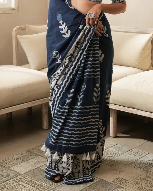 Indigo_Cotton_Parecha_Border_Dabu_Print_Mul_Saree_For_Women